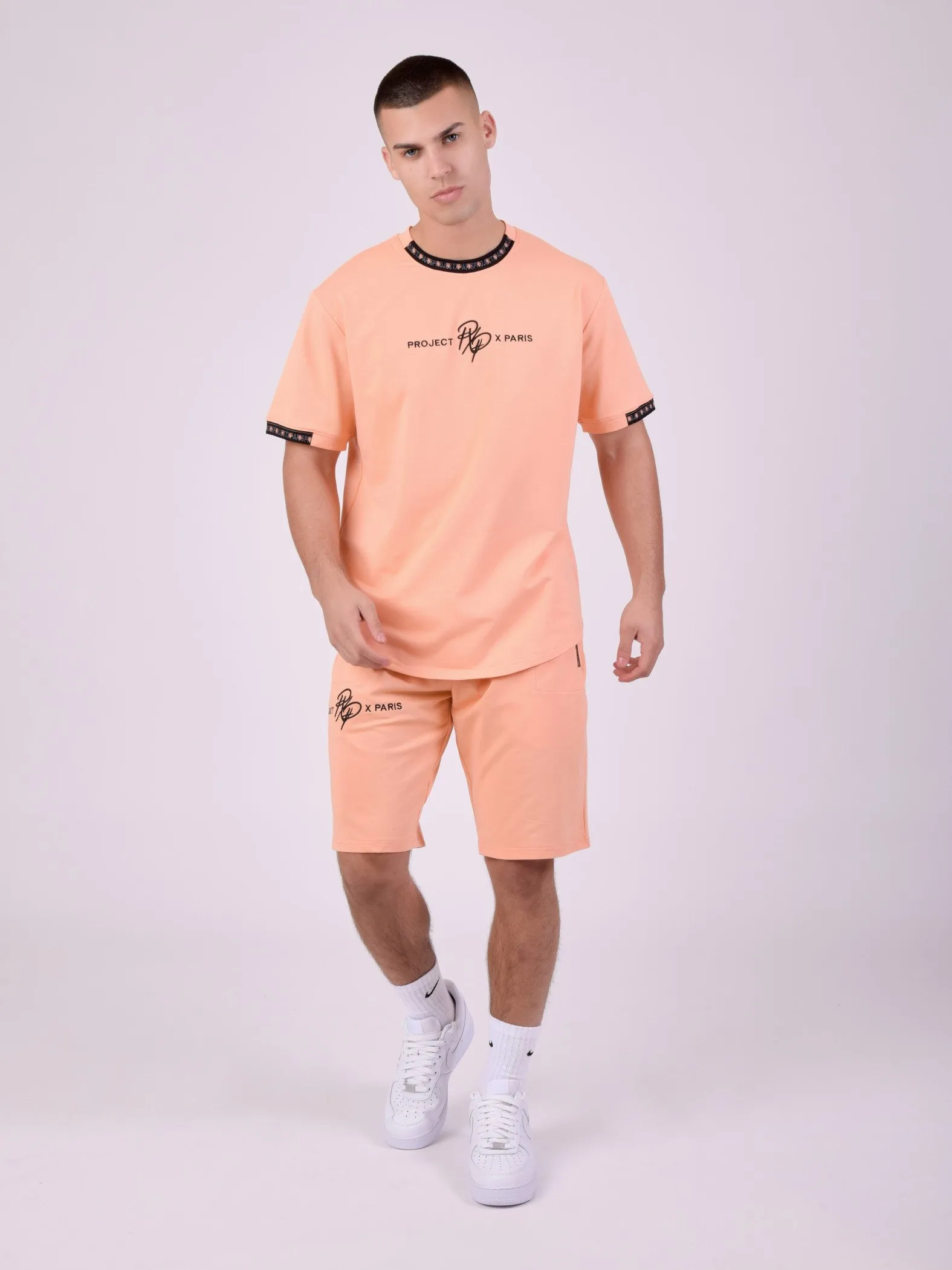 Camiseta lisa con banda con logotipo
