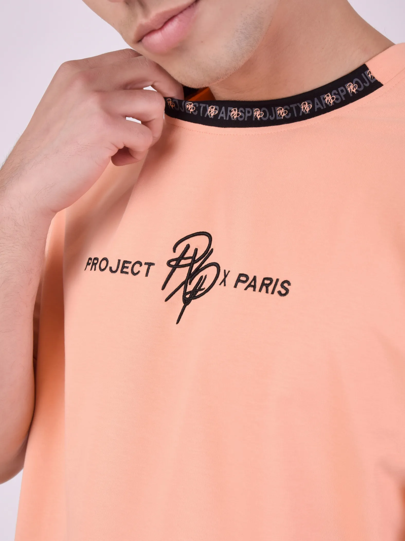 Camiseta lisa con banda con logotipo
