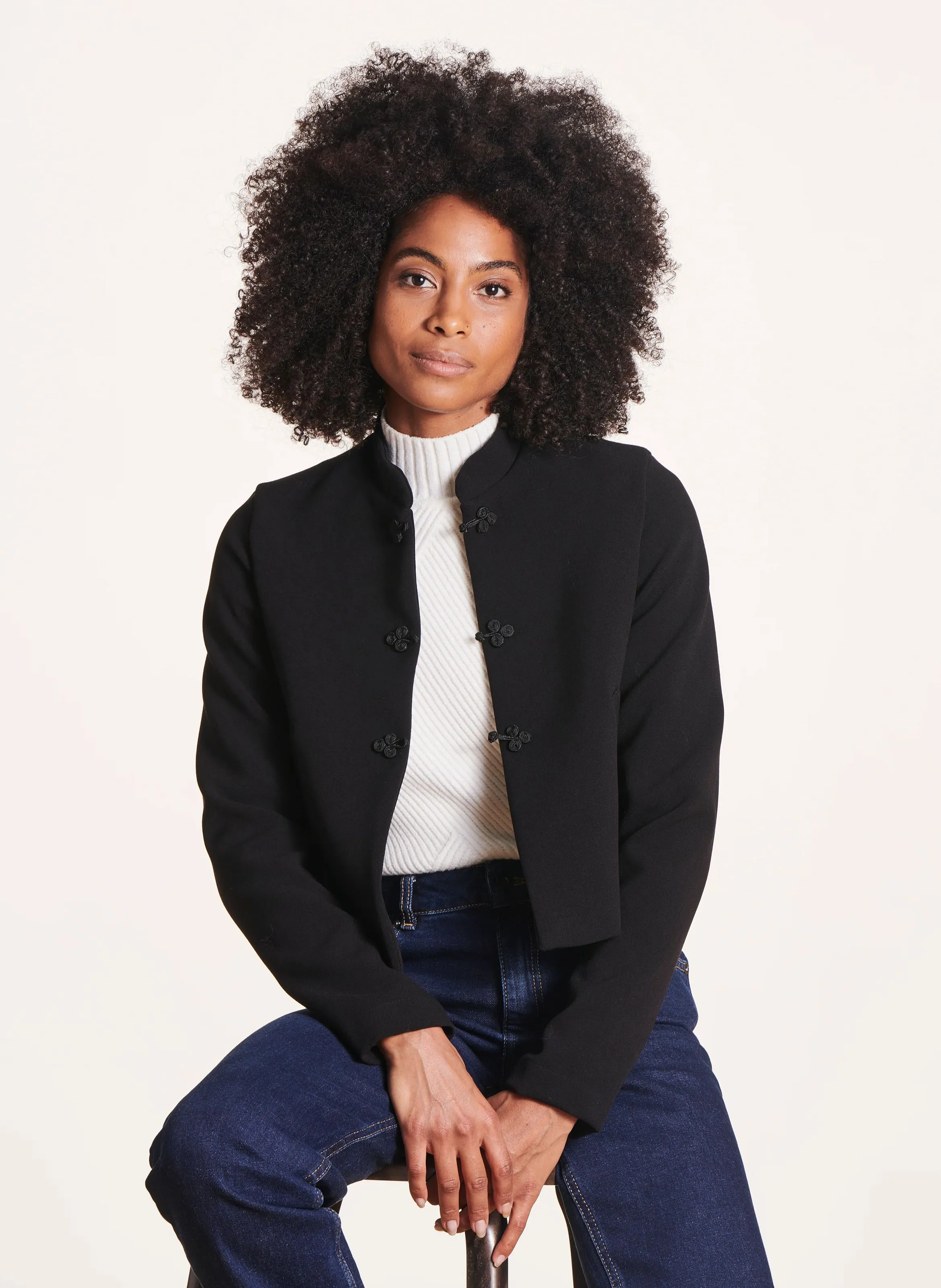 Chaqueta corta recta con cuello mao en negro