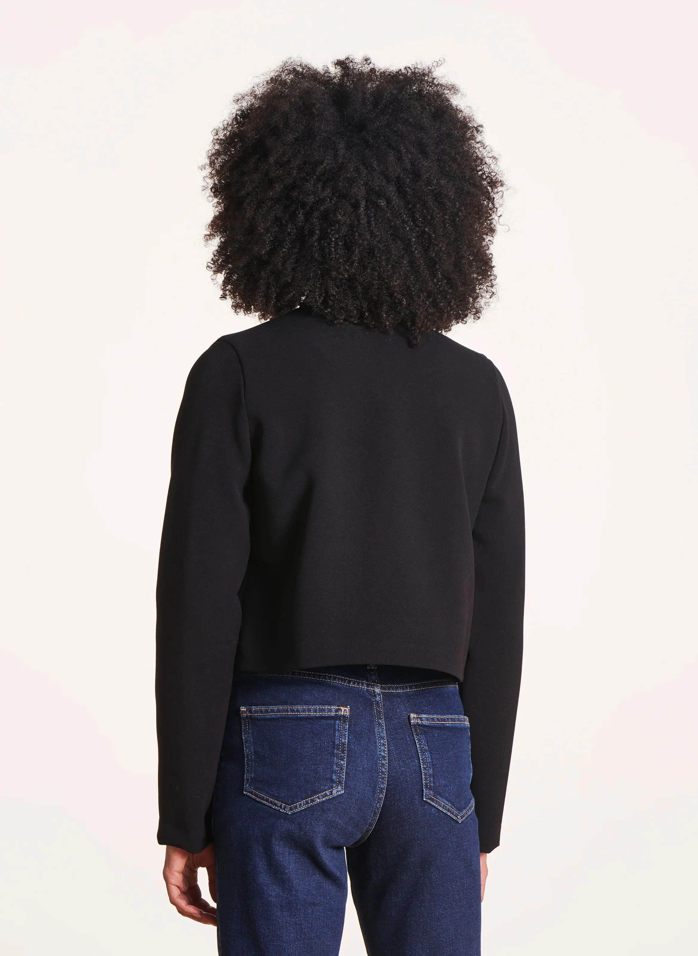 Chaqueta corta recta con cuello mao en negro