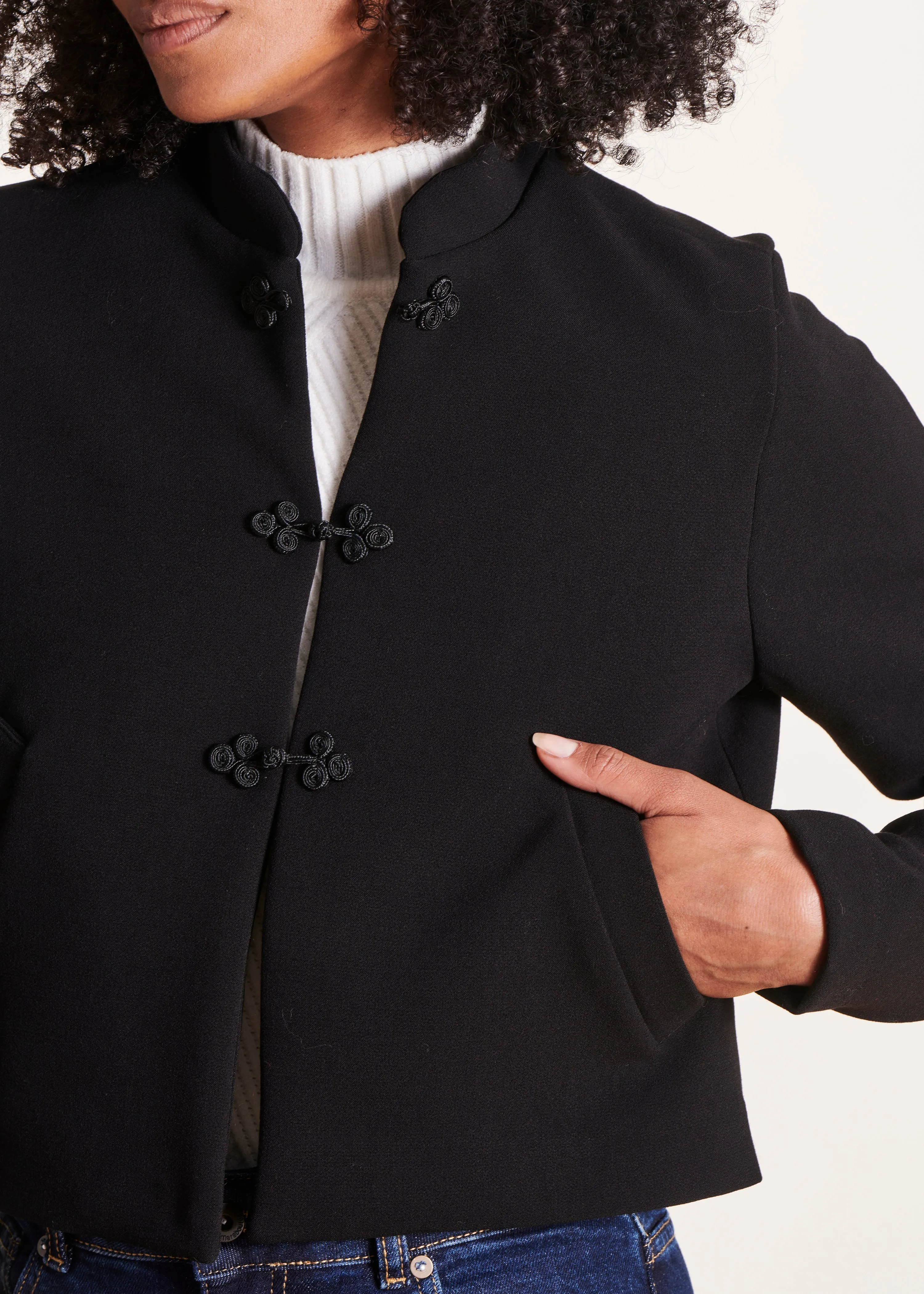 Chaqueta corta recta con cuello mao en negro