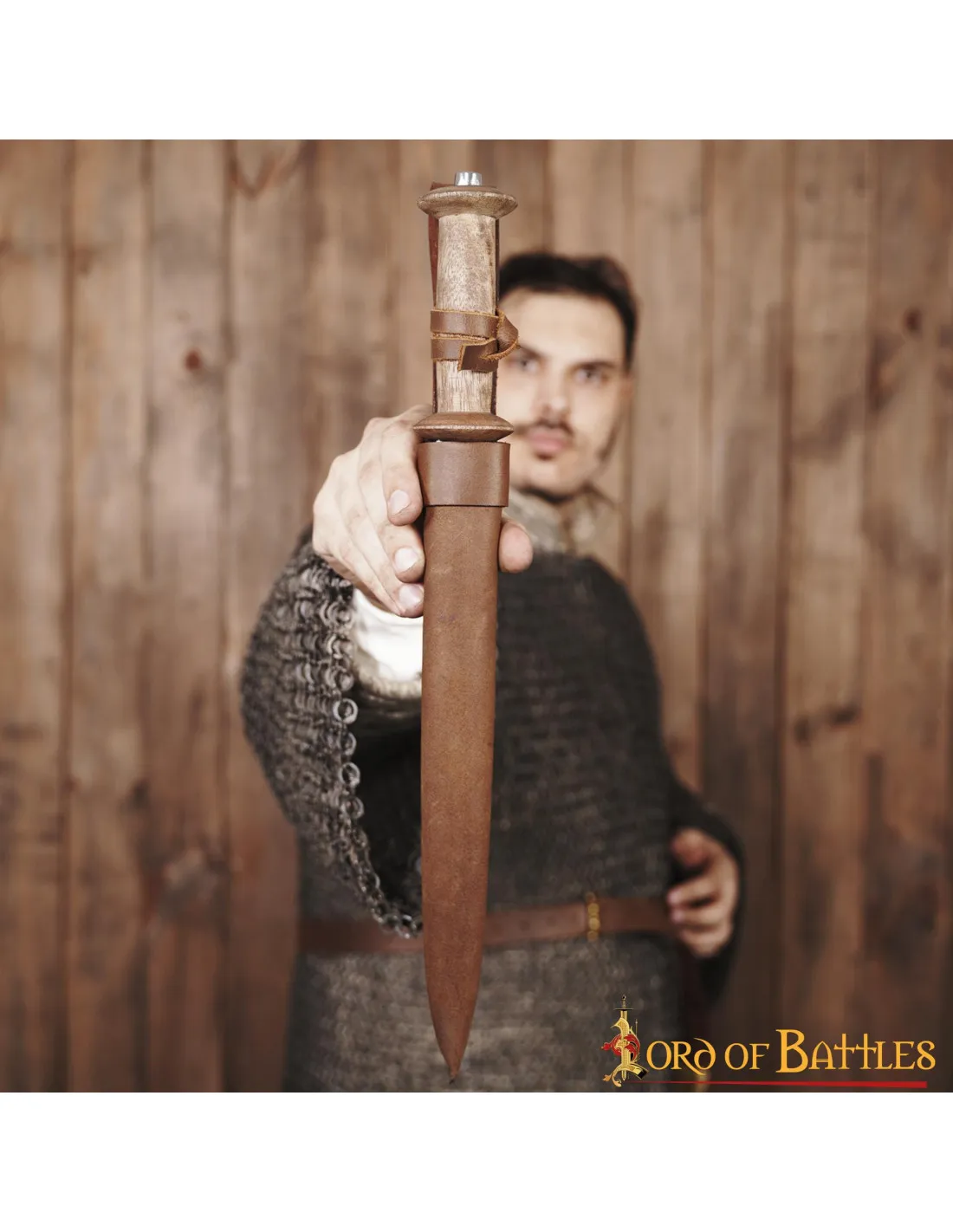 Daga medieval tipo Rondell con vaina de cuero