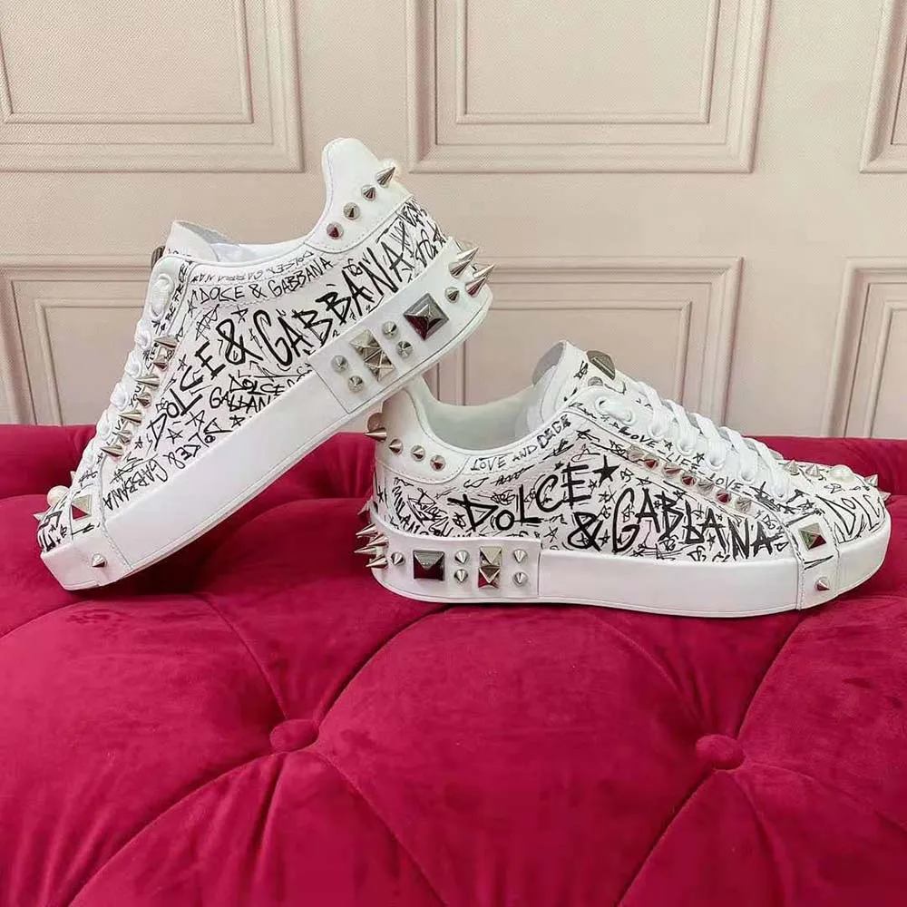 DOLCE GABBANA ZAPATILLAS PORTOFINO D&G UNISEX DE PIEL DE BECERRO CON TACHUELASBLANCO