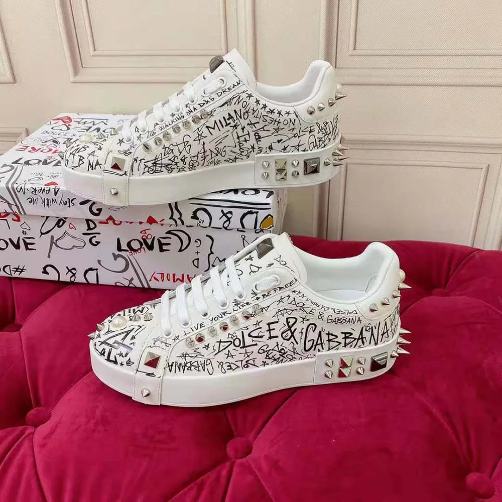 DOLCE GABBANA ZAPATILLAS PORTOFINO D&G UNISEX DE PIEL DE BECERRO CON TACHUELASBLANCO