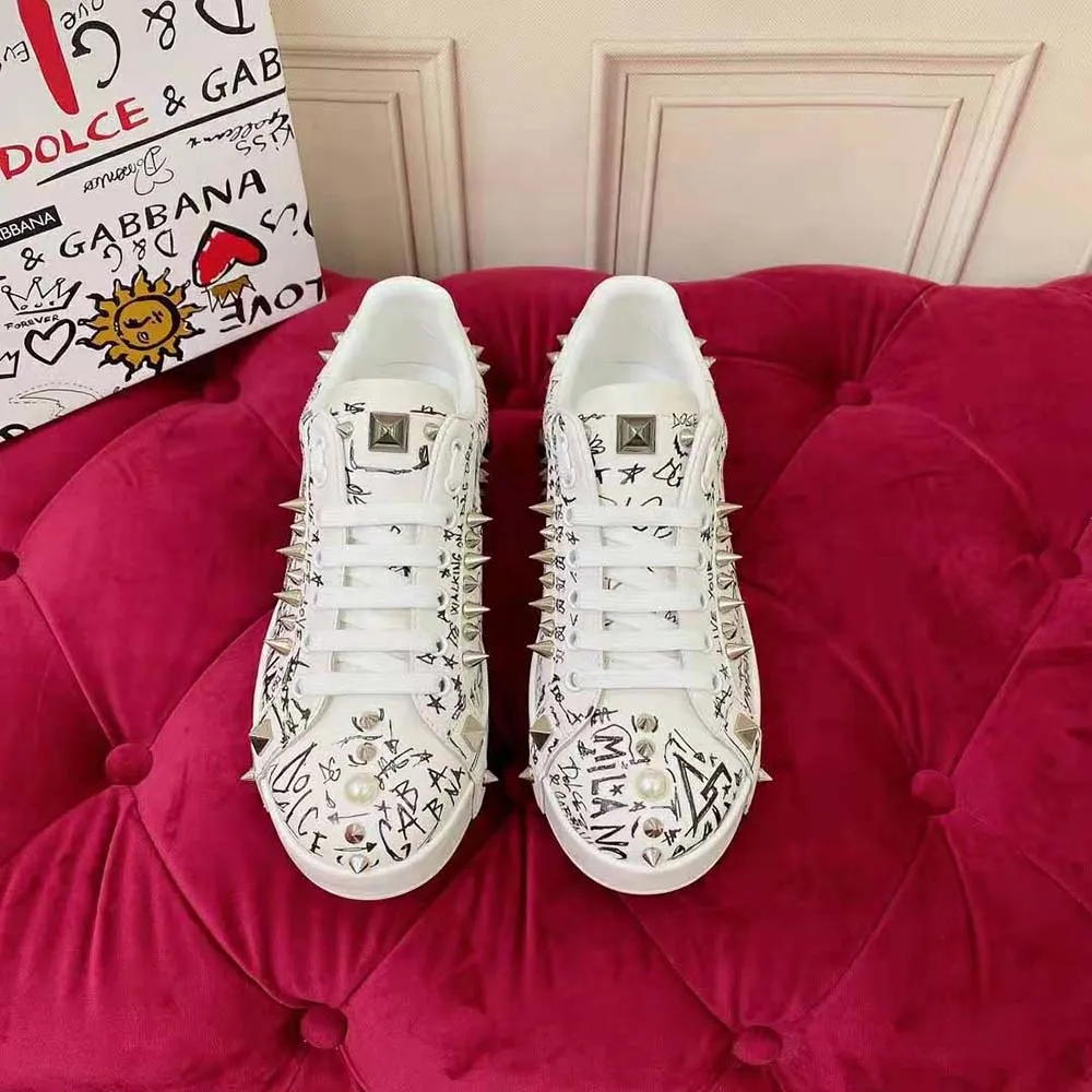 DOLCE GABBANA ZAPATILLAS PORTOFINO D&G UNISEX DE PIEL DE BECERRO CON TACHUELASBLANCO