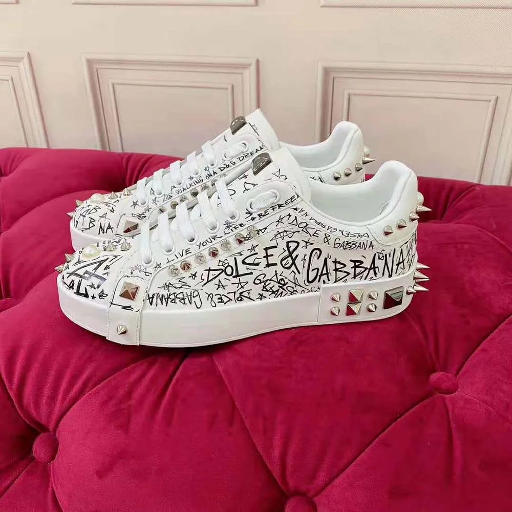 DOLCE GABBANA ZAPATILLAS PORTOFINO D&G UNISEX DE PIEL DE BECERRO CON TACHUELASBLANCO