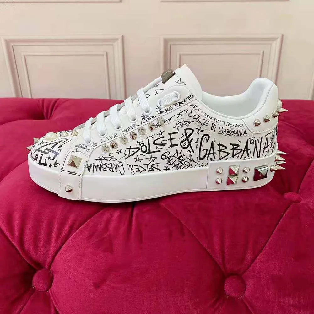 DOLCE GABBANA ZAPATILLAS PORTOFINO D&G UNISEX DE PIEL DE BECERRO CON TACHUELASBLANCO