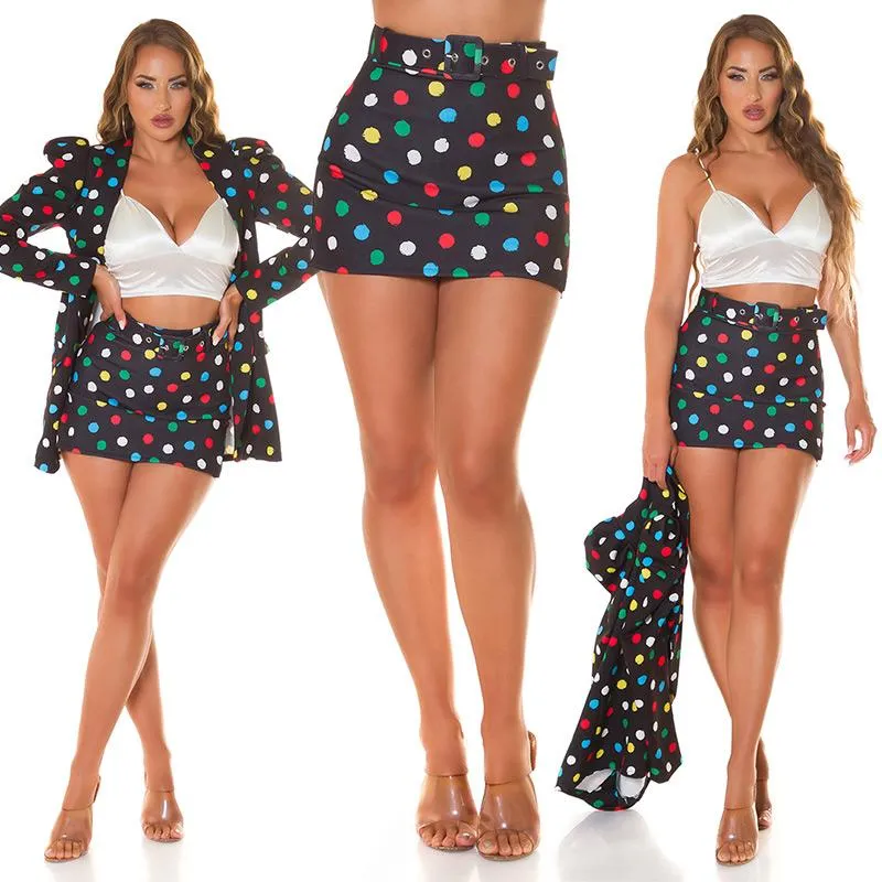 Falda short negro estampado y cinturón