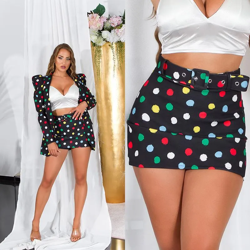 Falda short negro estampado y cinturón