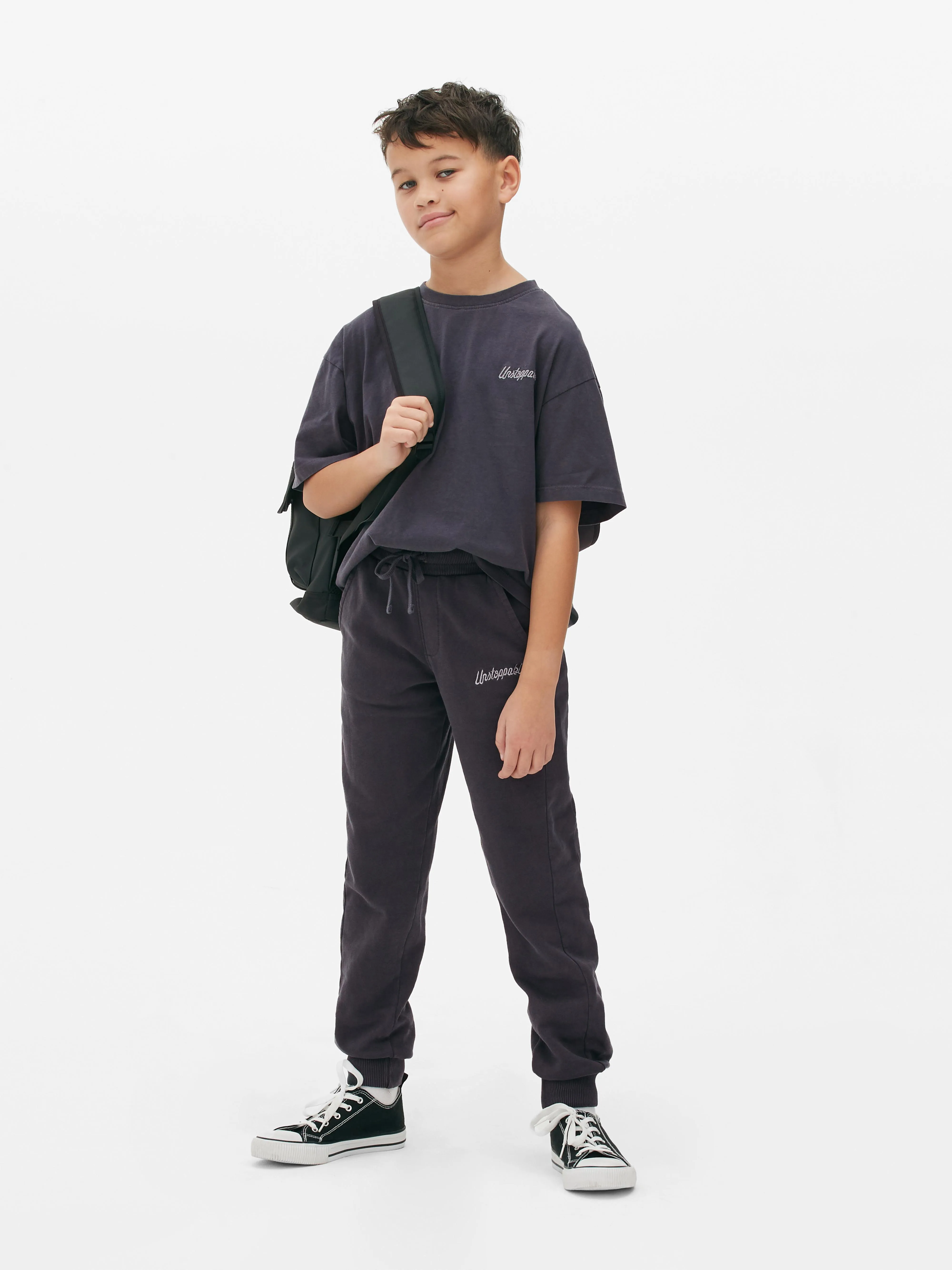 Joggers bordados con cordón de ajuste