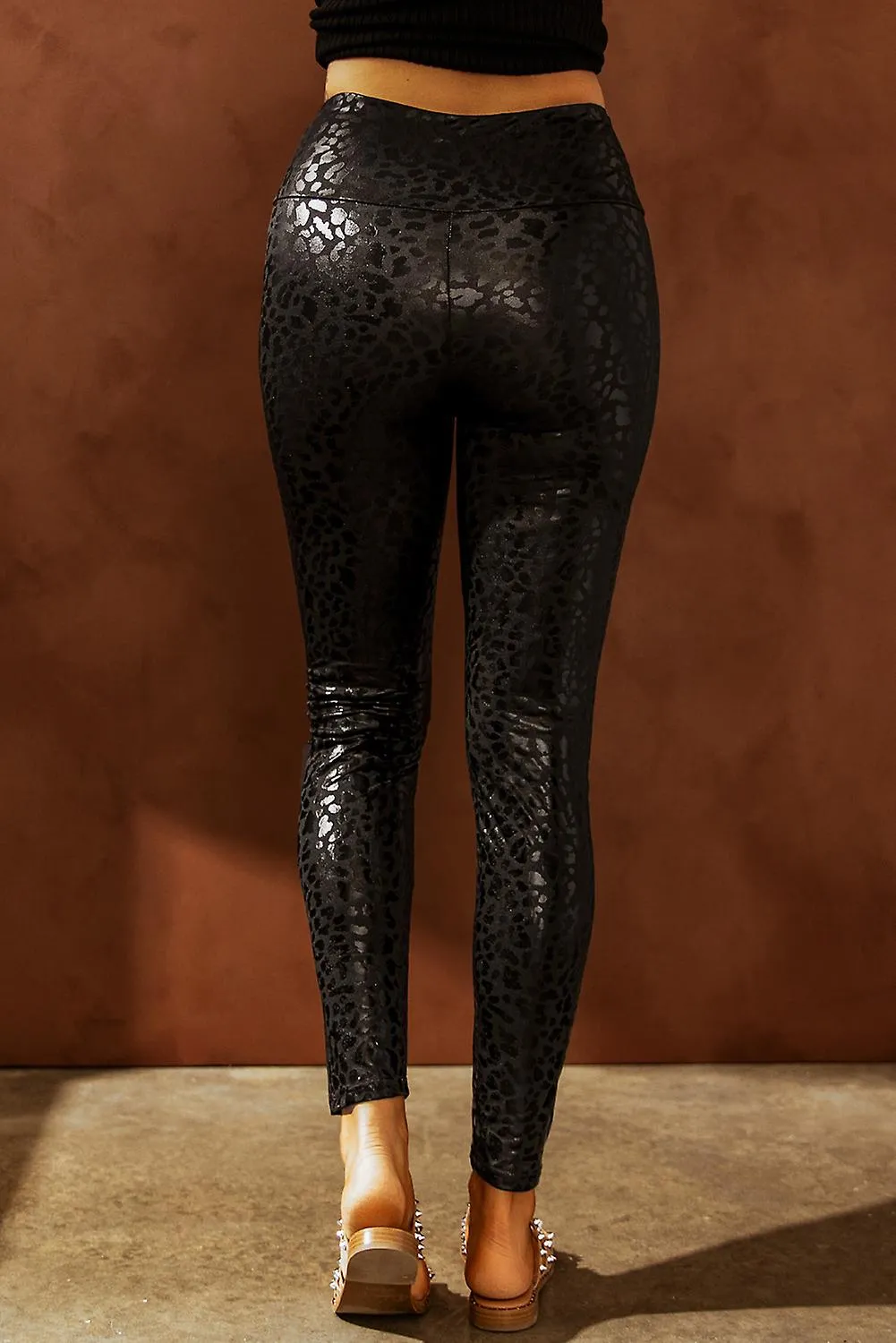 Leggings con textura de leopardo brillante negro para mujer