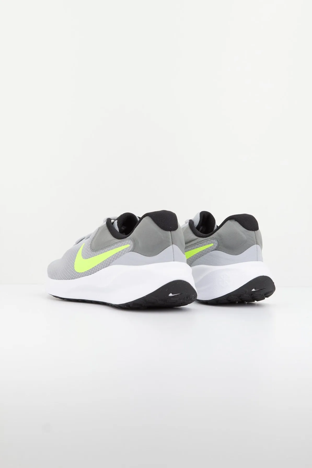 NIKE REVOLUTION 7