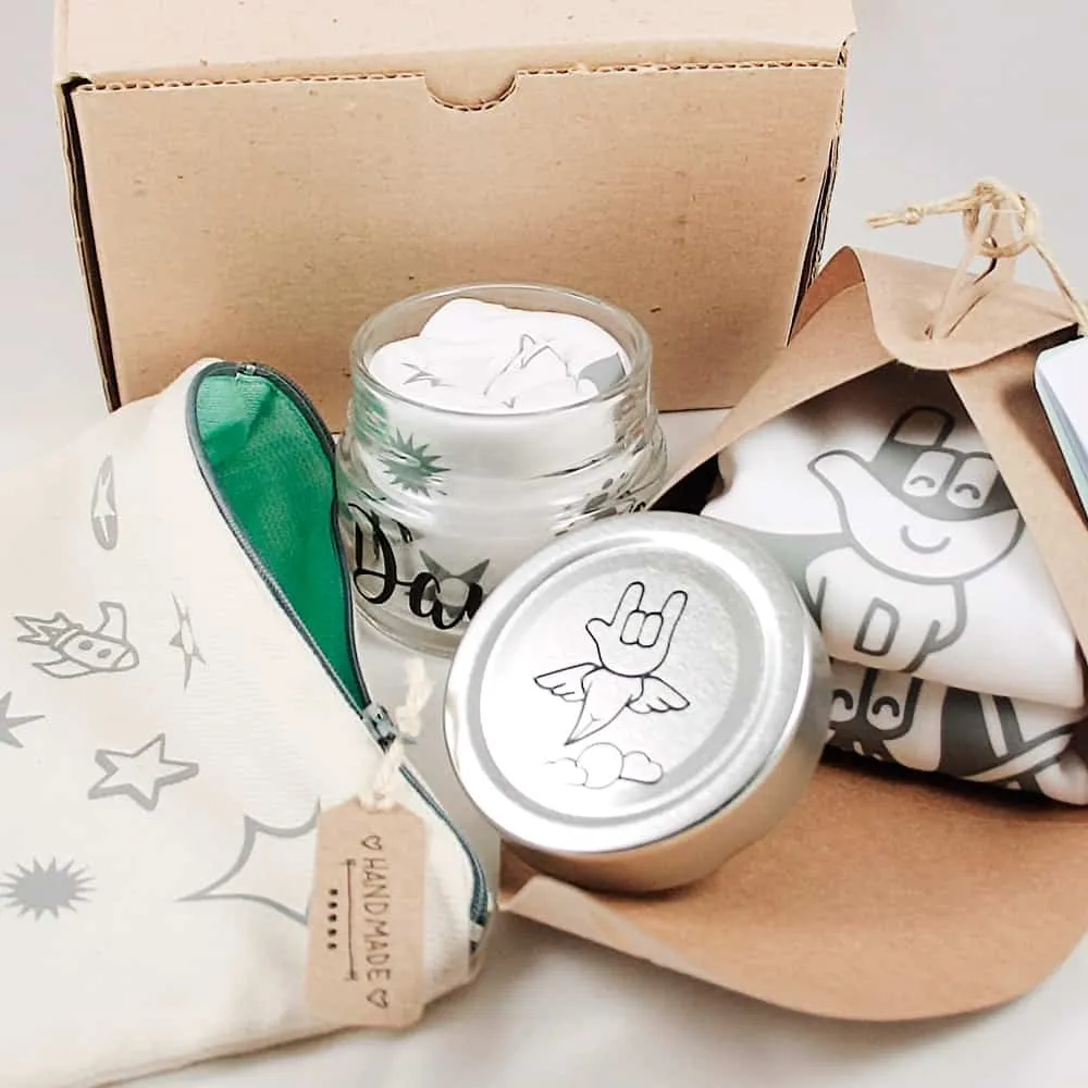 PACK PREMIUM: Cajita con body + Babero + Tarrito + Neceser + Sello + Tinta