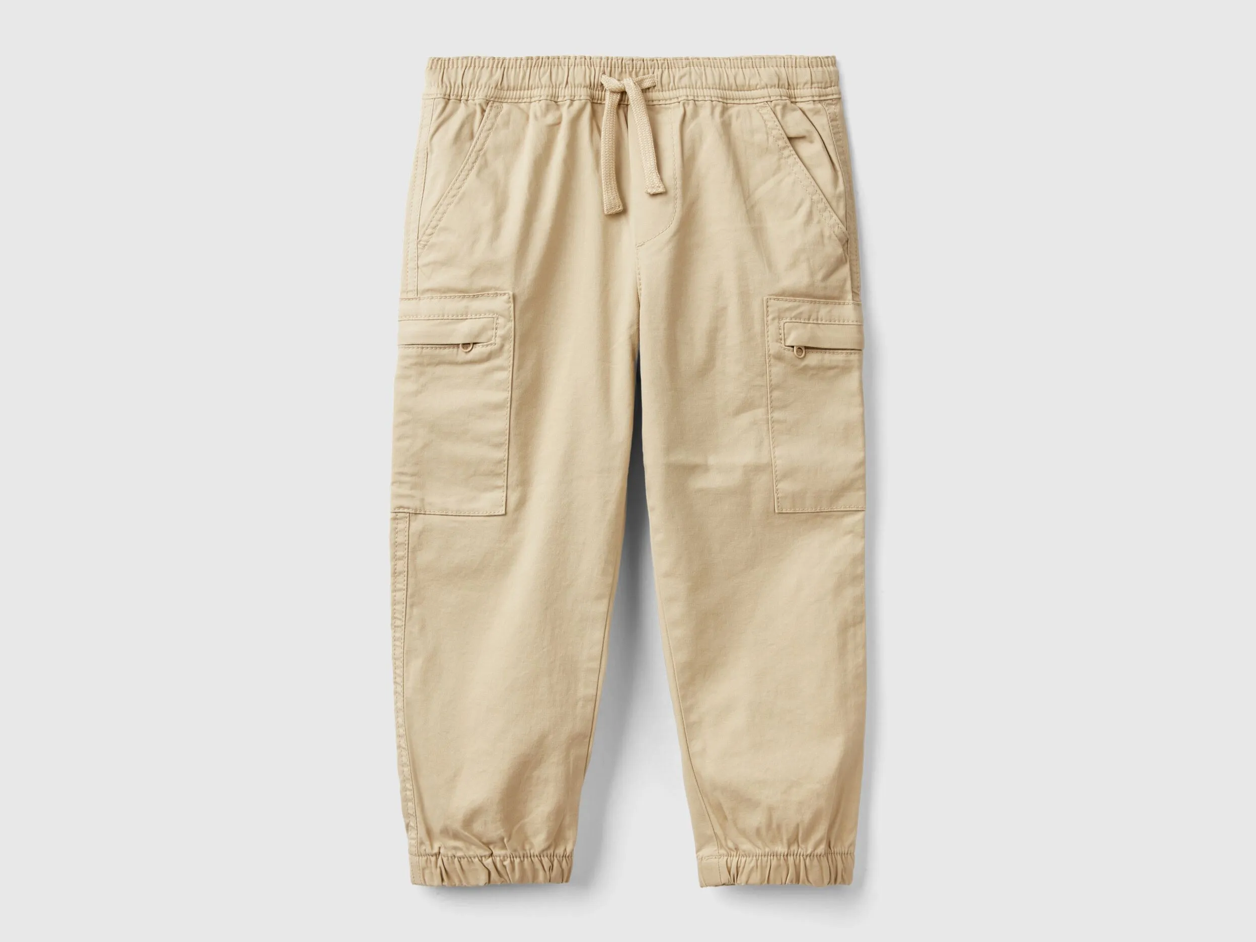 Pantalón cargo con cordón de ajuste