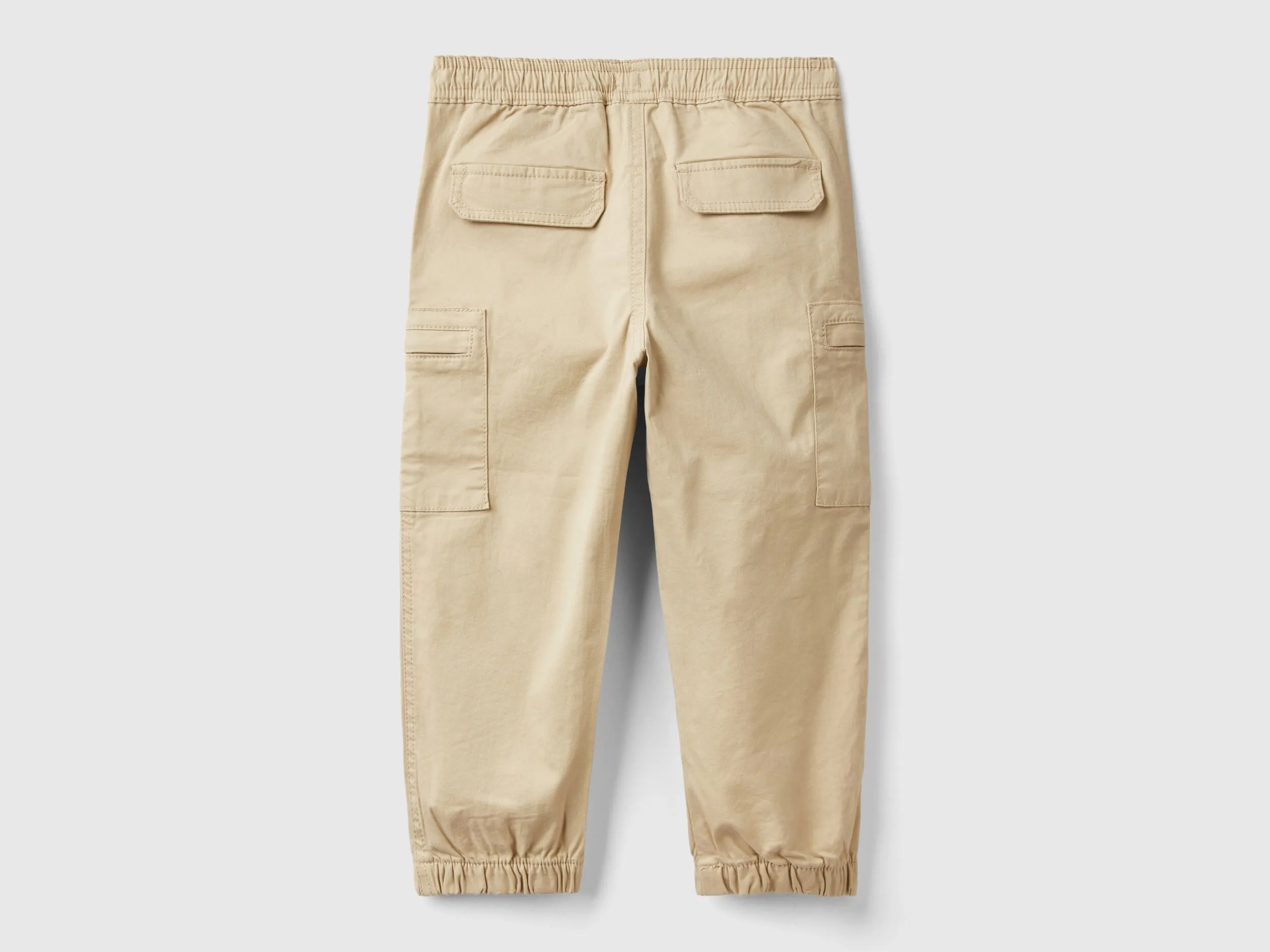 Pantalón cargo con cordón de ajuste