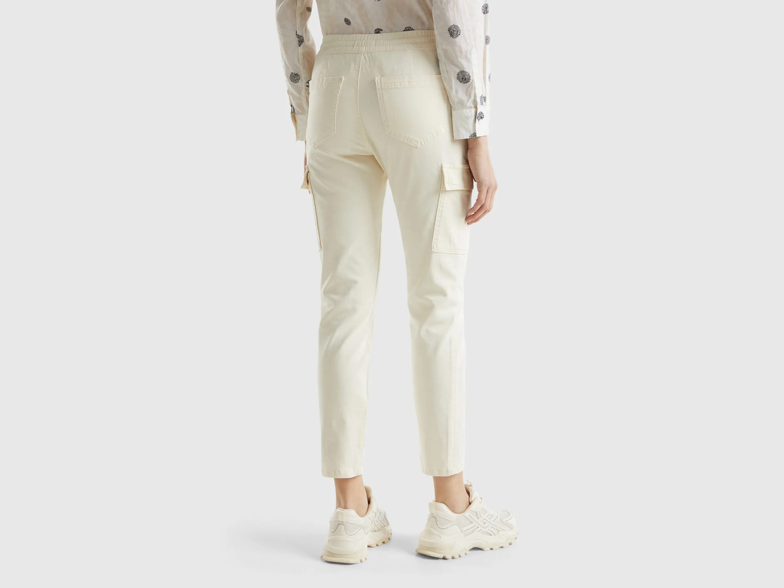 Pantalón cargo slim fit