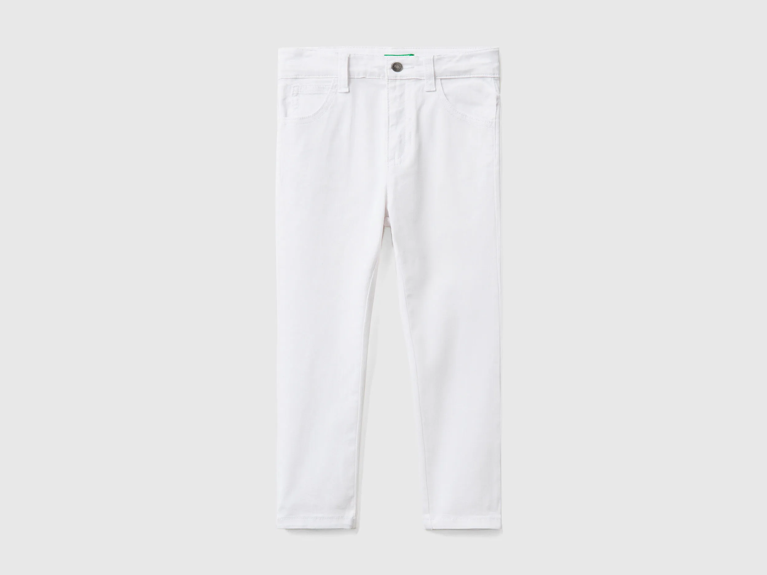 Pantalón ceñido con cinco bolsillos