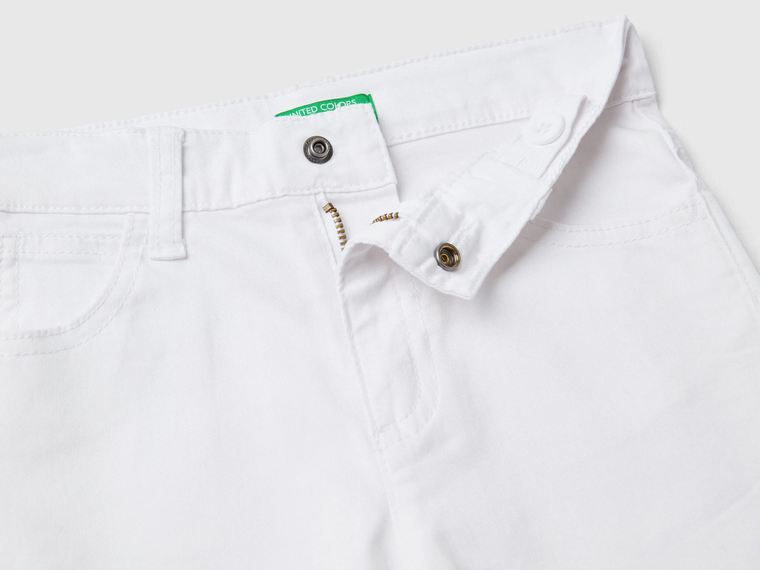 Pantalón ceñido con cinco bolsillos