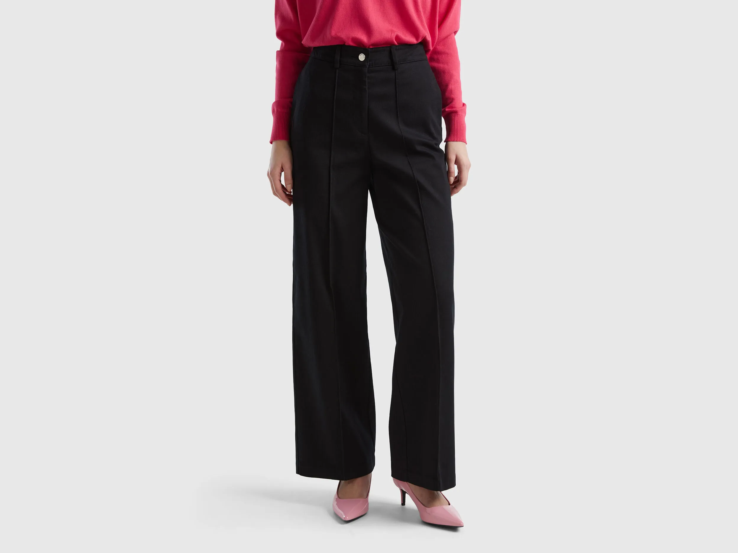 Pantalón con pernera amplia