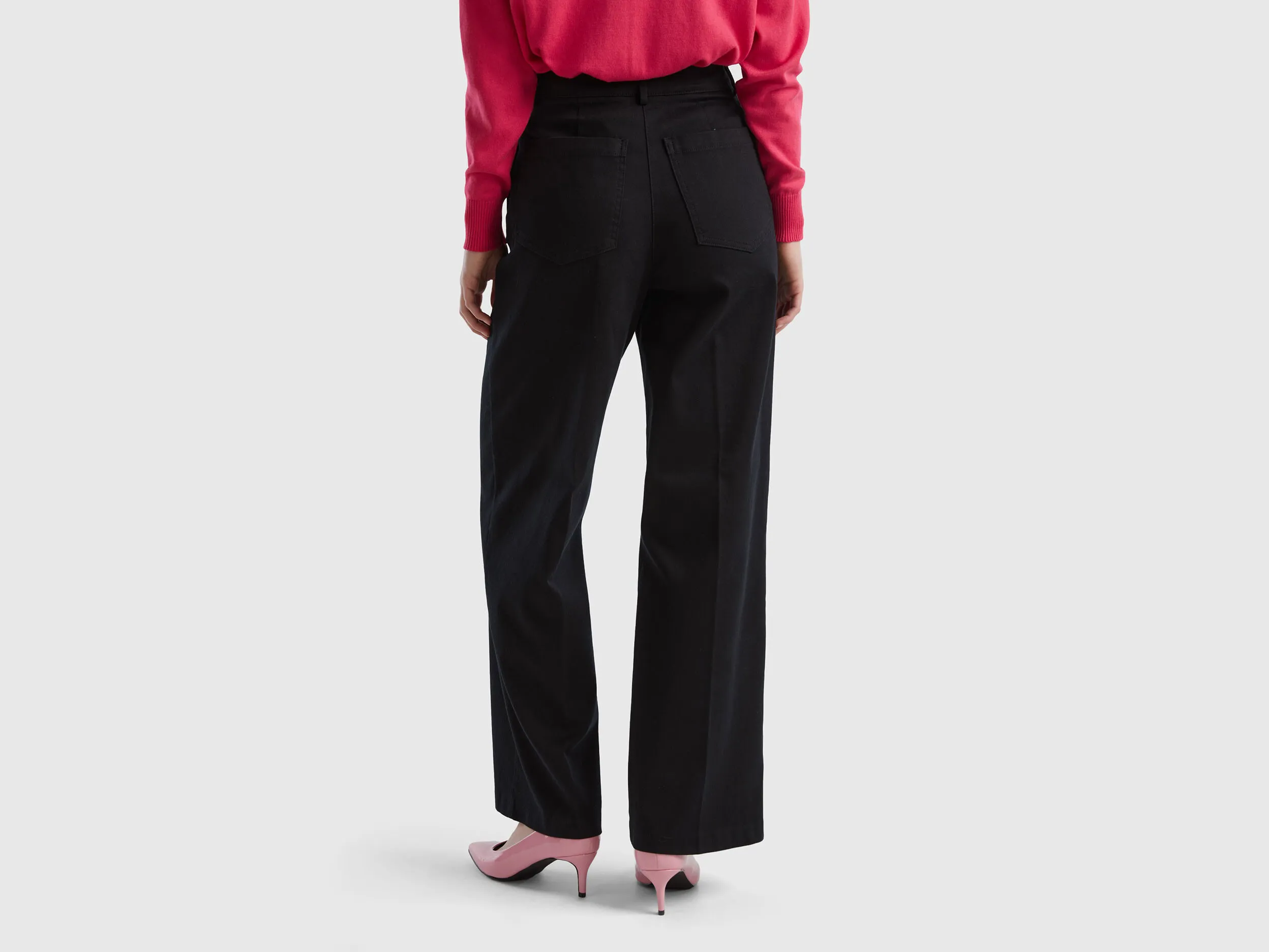 Pantalón con pernera amplia