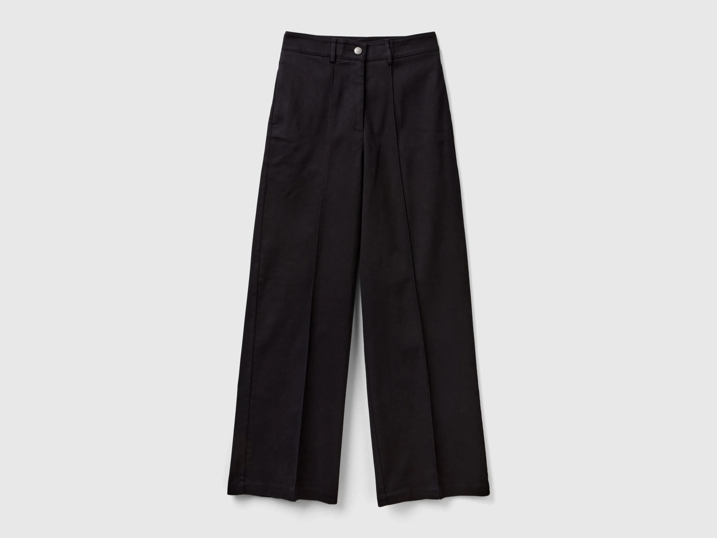 Pantalón con pernera amplia