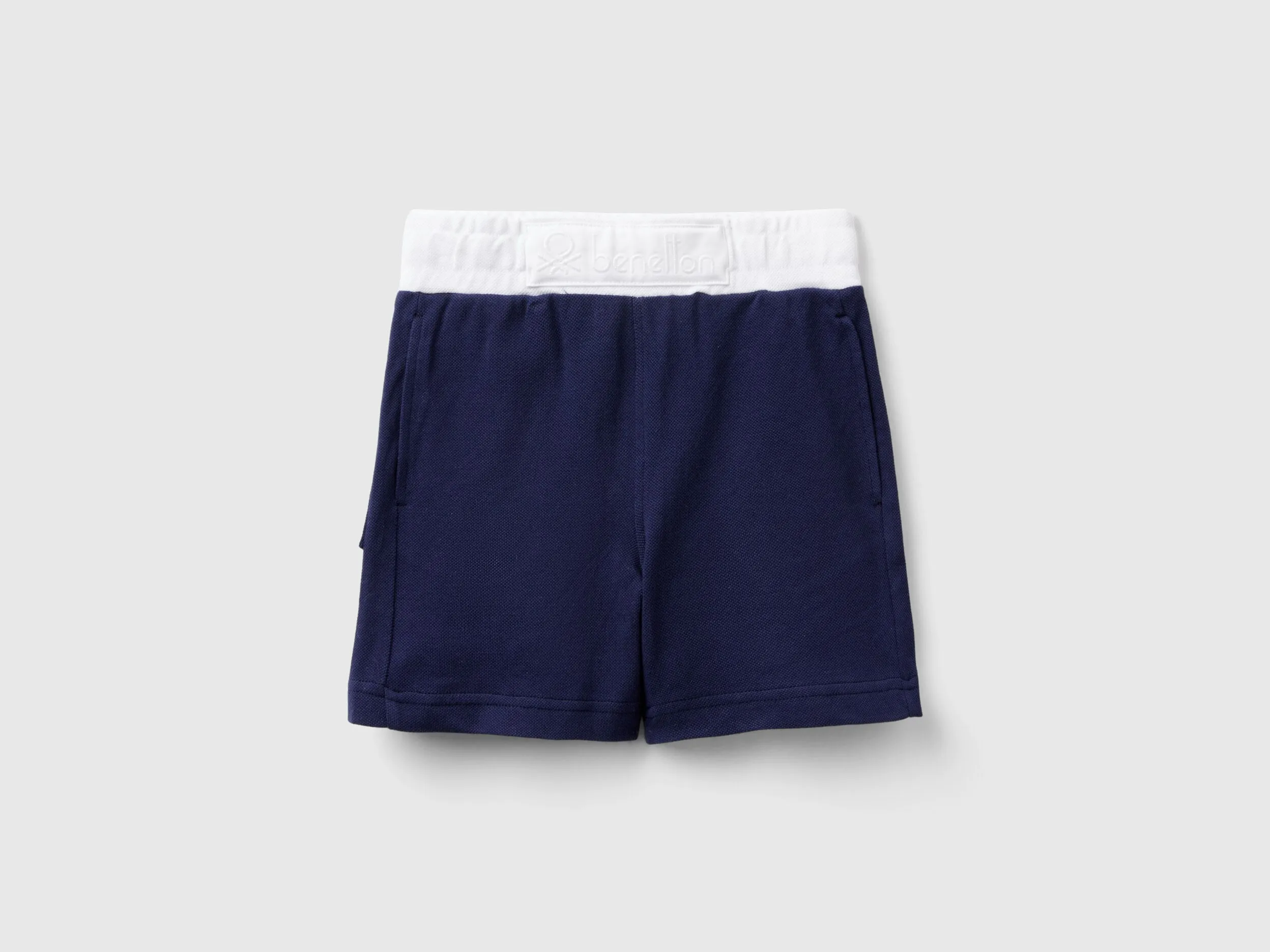 Pantalón corto con cordón de ajuste