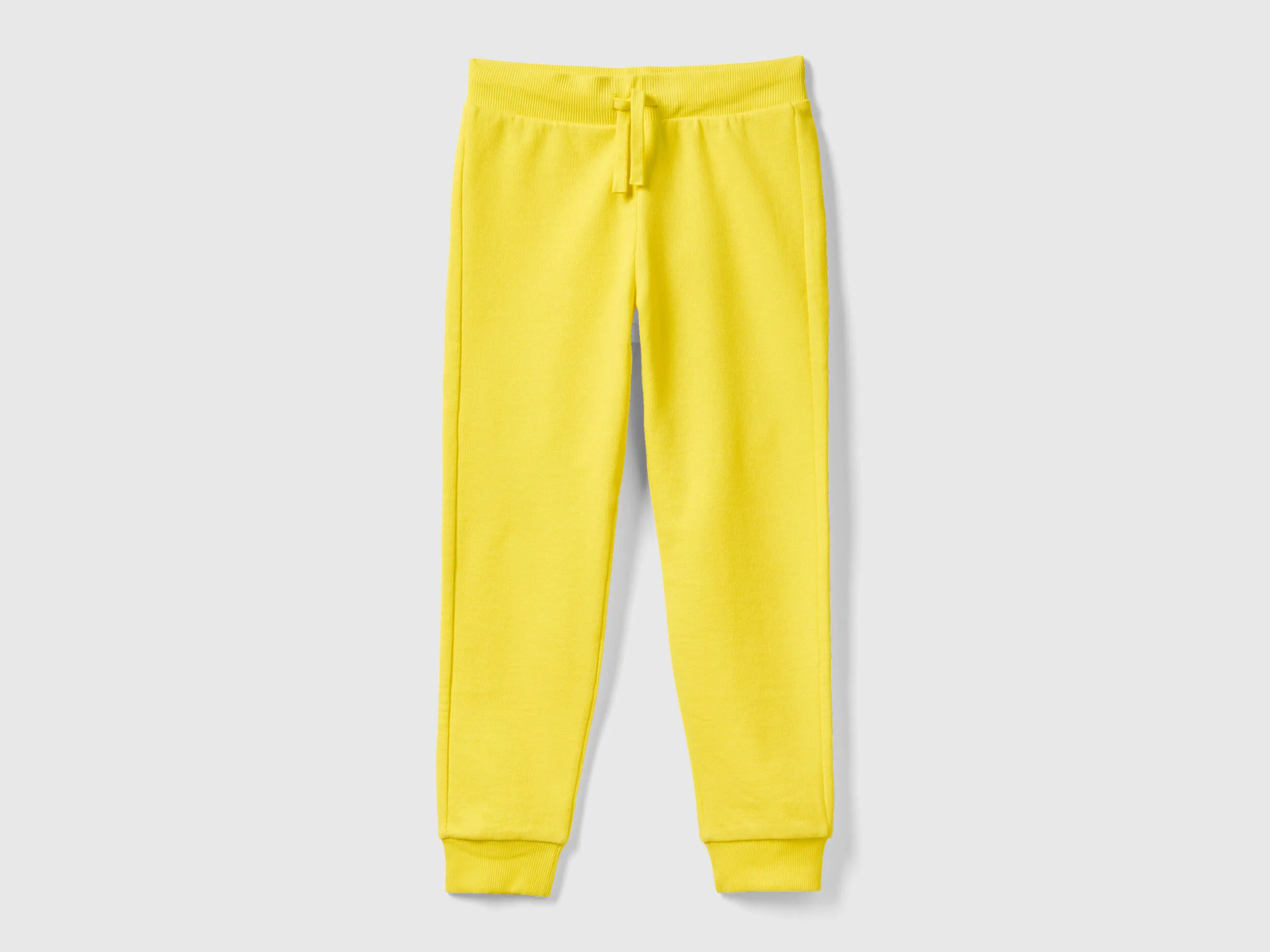 Pantalón deportivo con cordón de ajuste