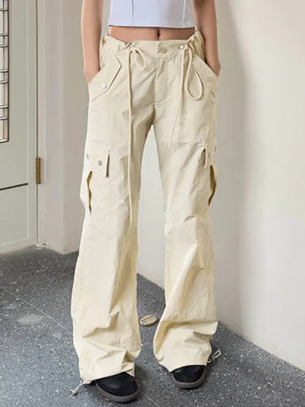 Pantalones cargo con cordón y múltiples bolsillos