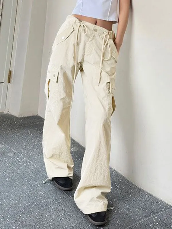 Pantalones cargo con cordón y múltiples bolsillos