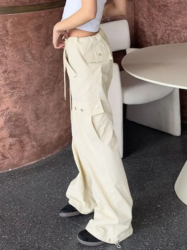 Pantalones cargo con cordón y múltiples bolsillos