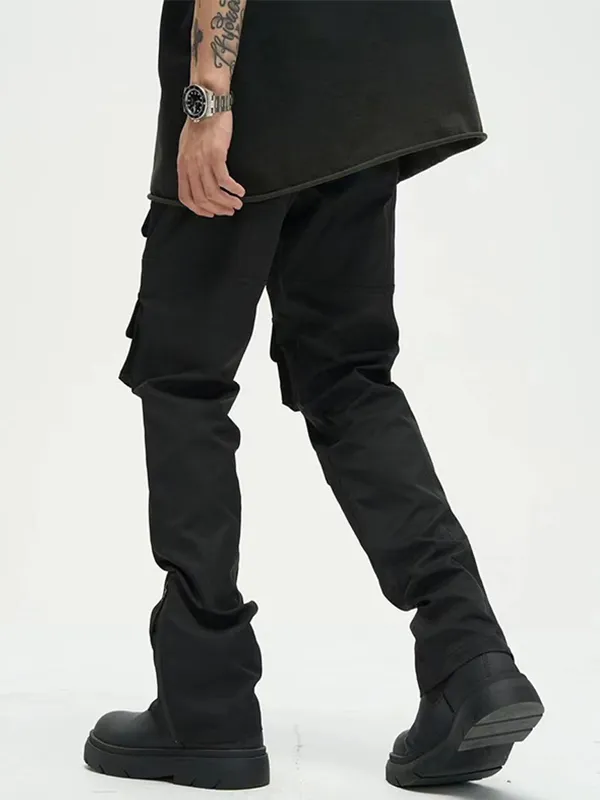 Pantalones cargo negros con cremallera lateral y múltiples bolsillos para hombre