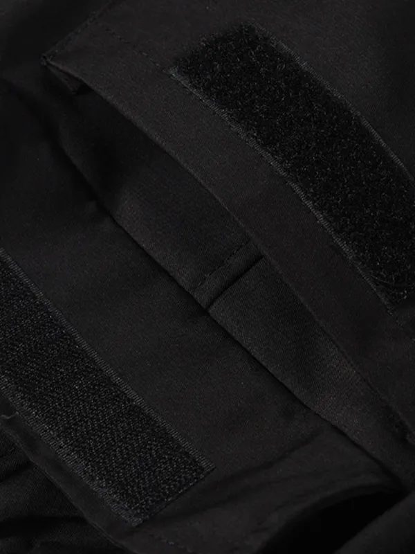 Pantalones cargo negros con cremallera lateral y múltiples bolsillos para hombre