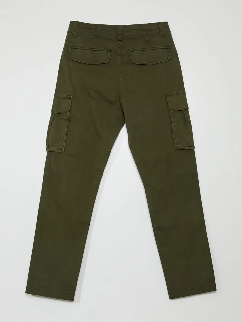 PANTALóN RECTO CON BOLSILLOS EN LOS LATERALES  KAKI