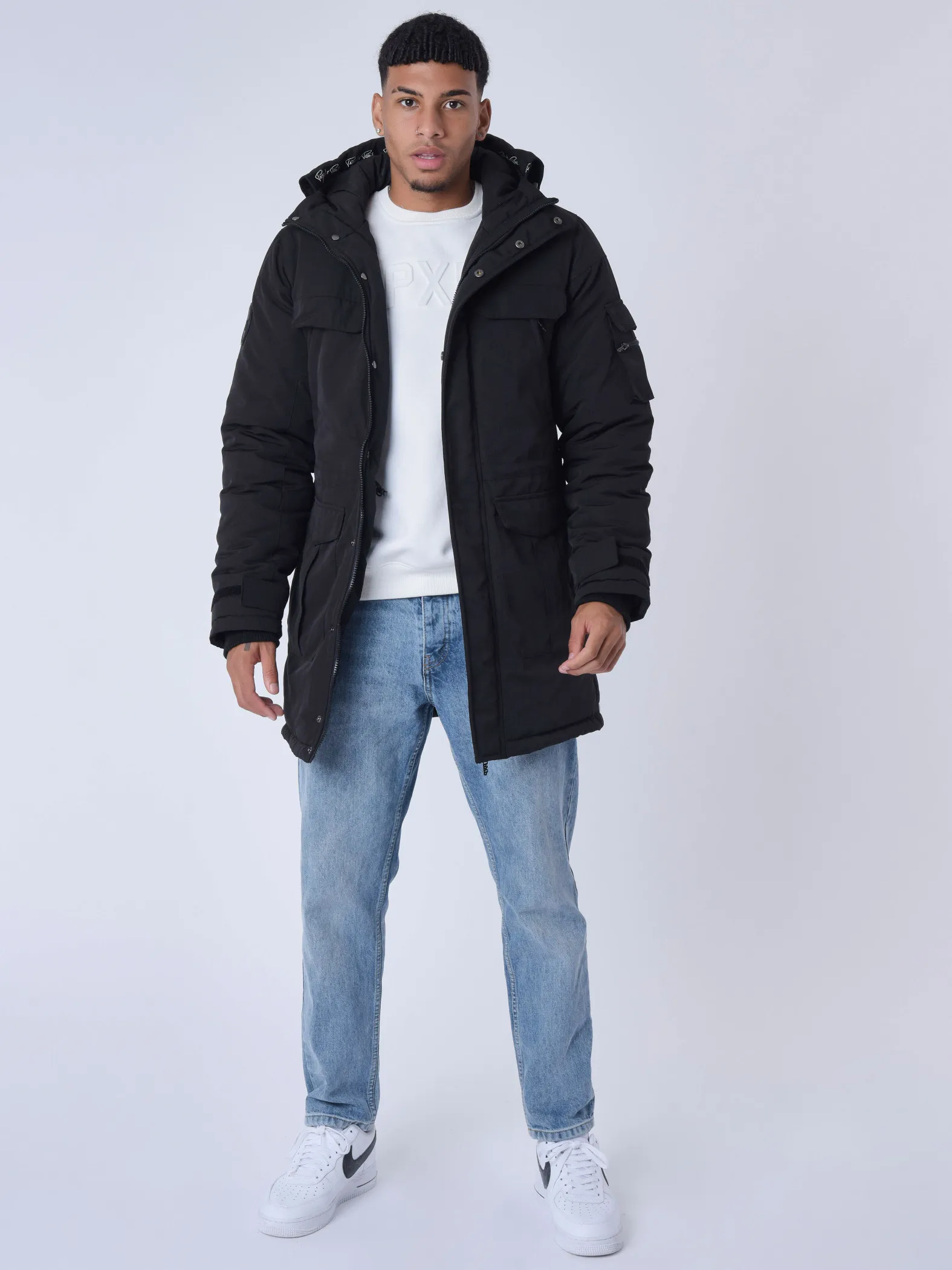 Parka básica de longitud media con múltiples bolsillos