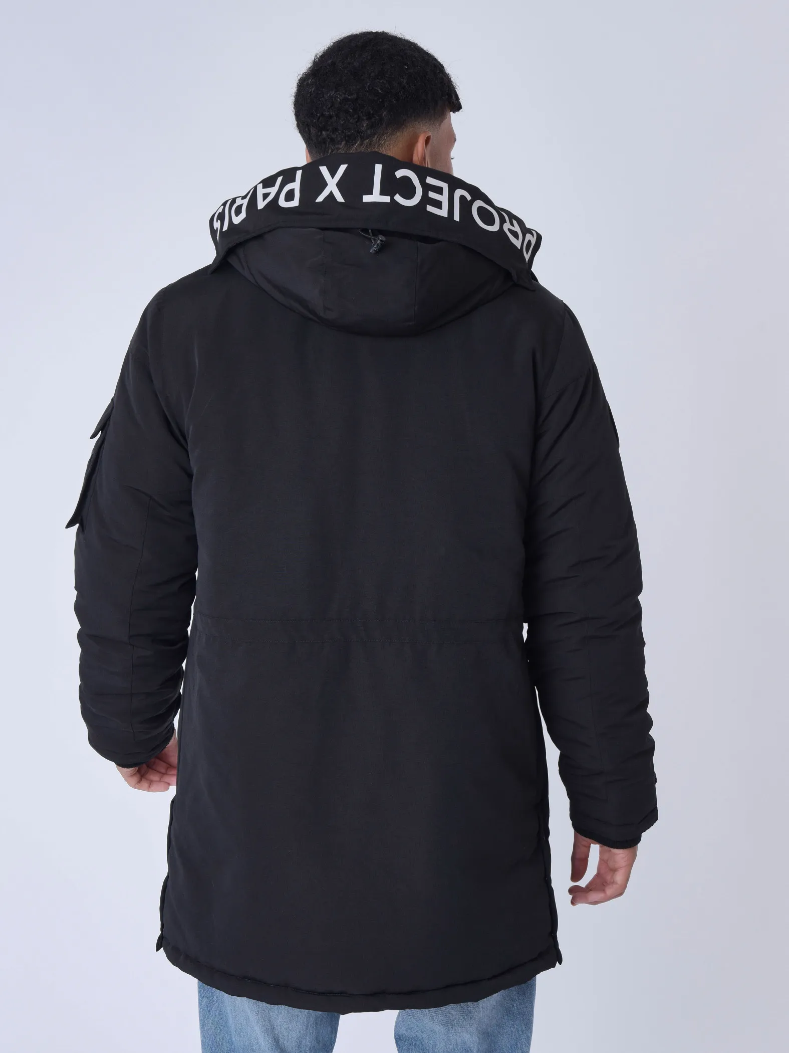 Parka básica de longitud media con múltiples bolsillos