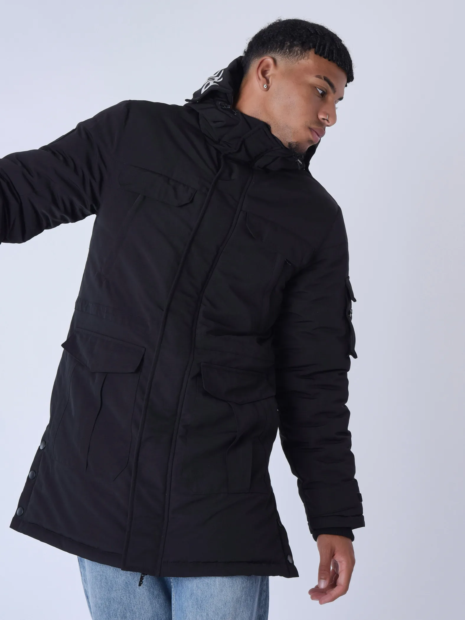 Parka básica de longitud media con múltiples bolsillos
