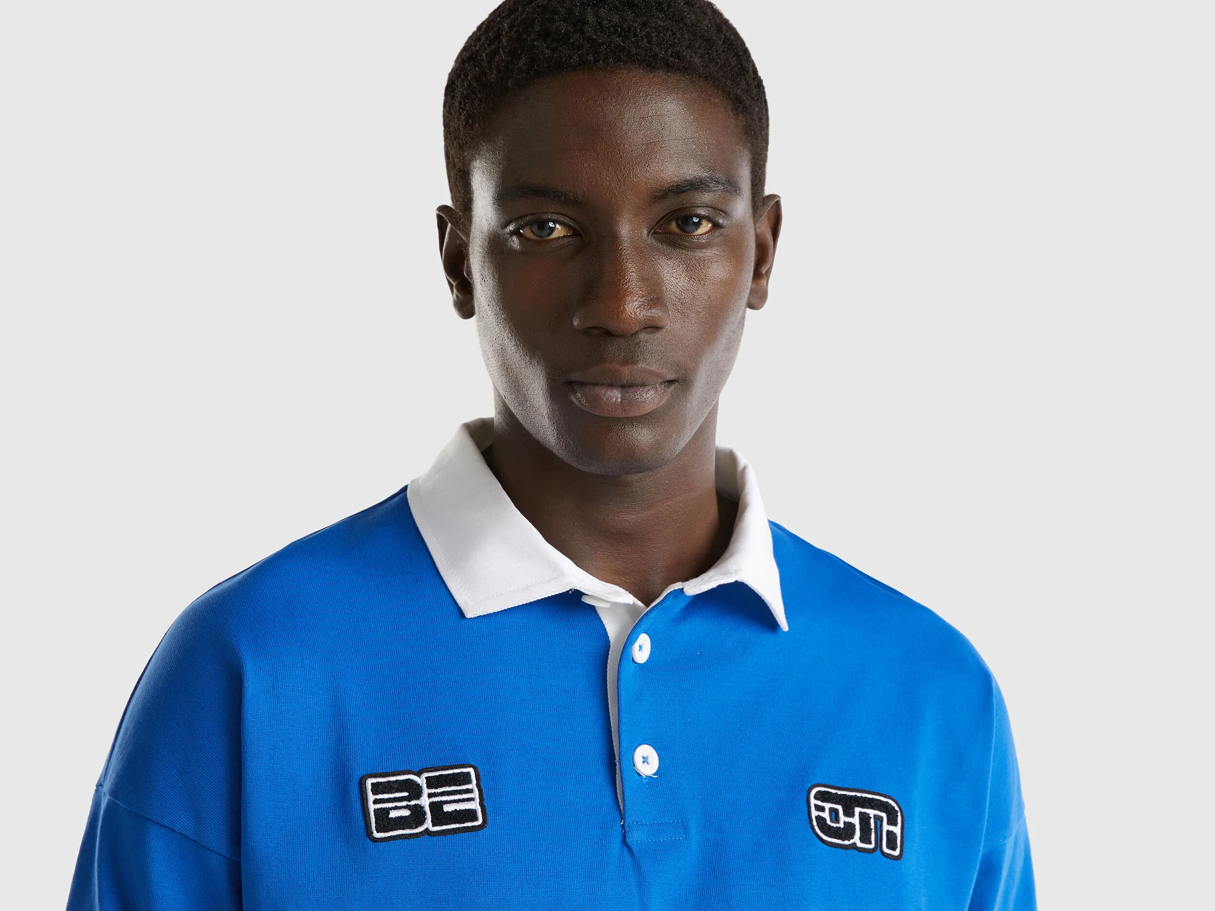 Polo azul oscuro de rugby