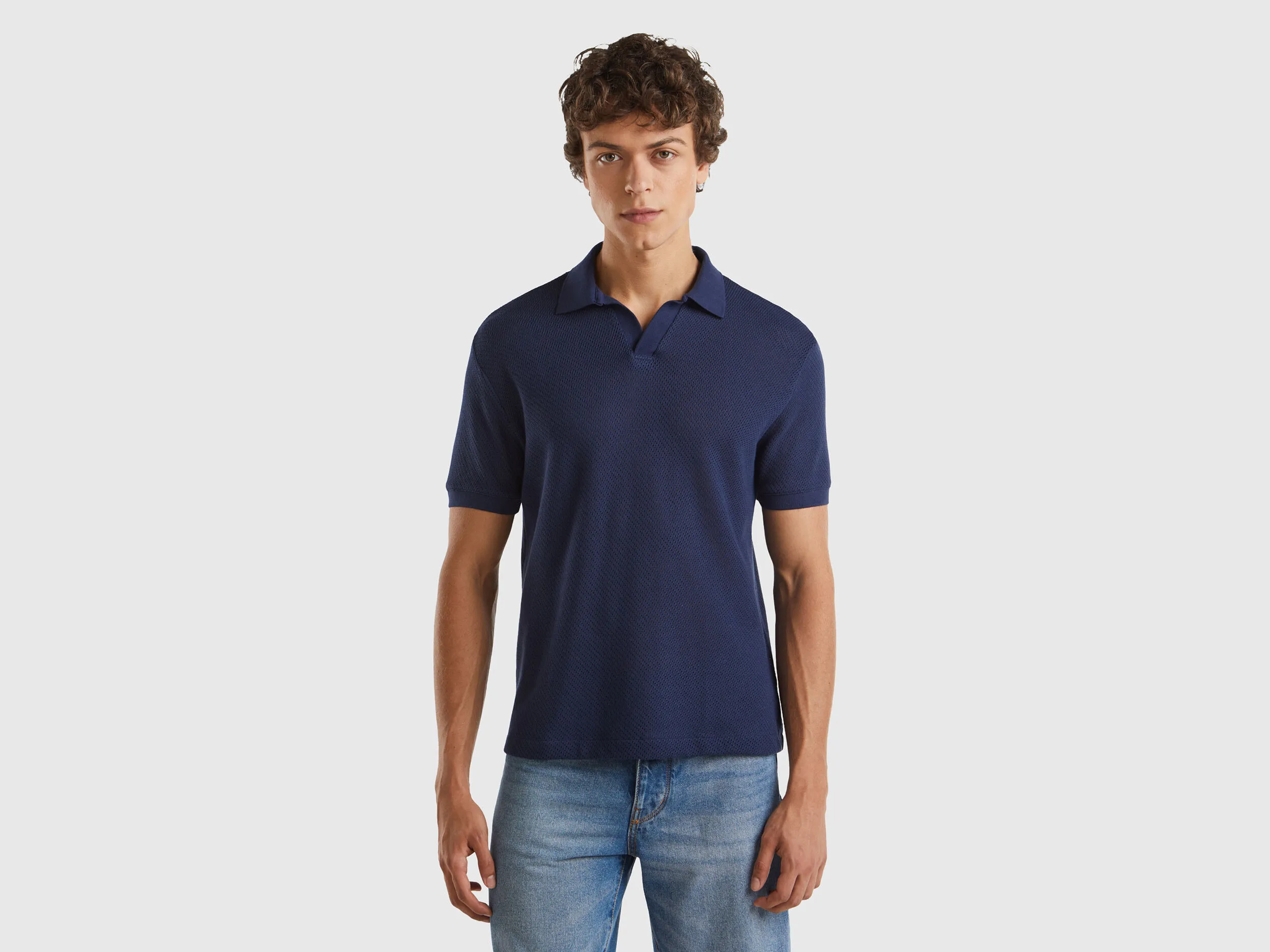 Polo de algodón perforado