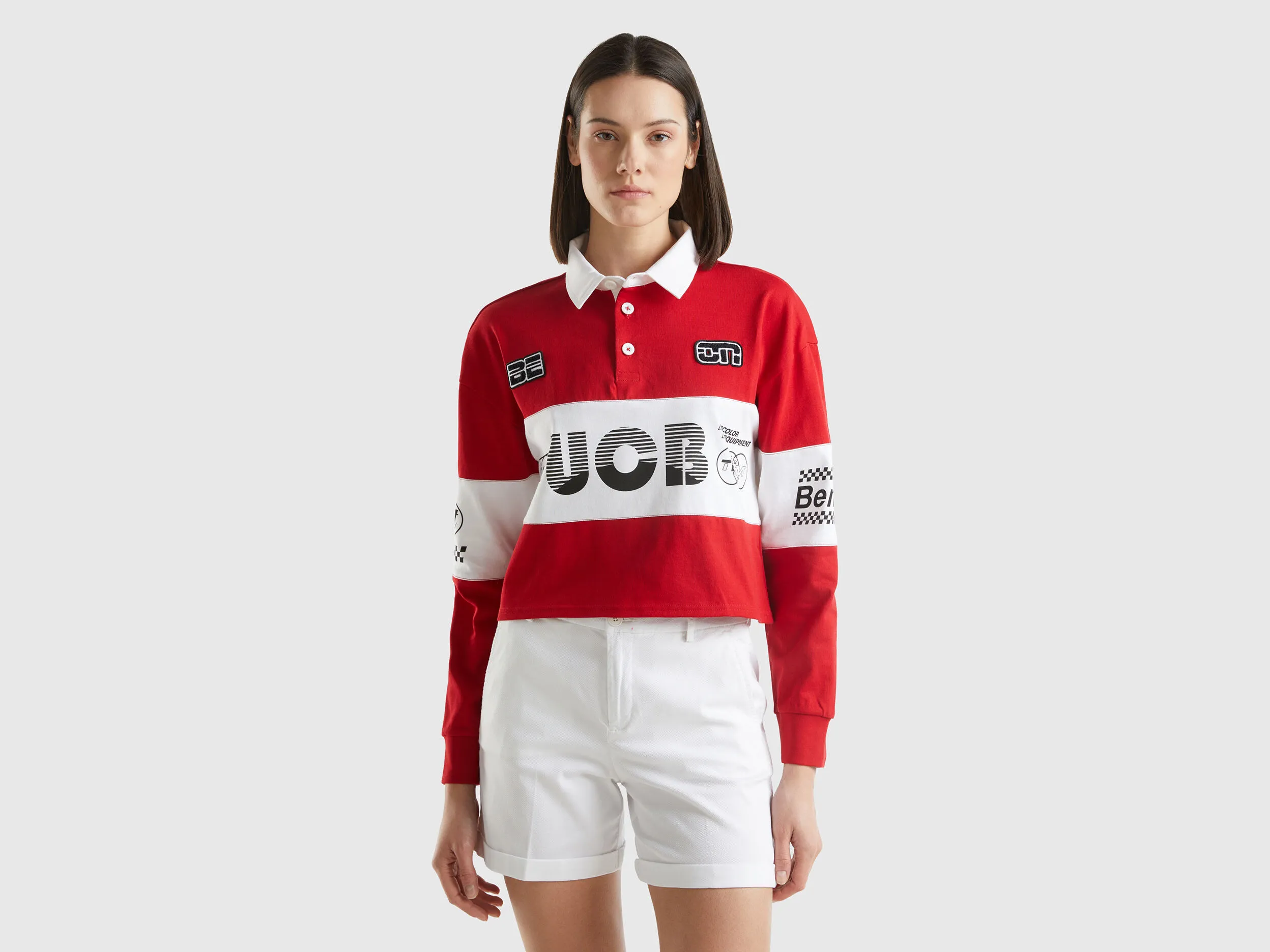 Polo rosa cropped con parche y estampados