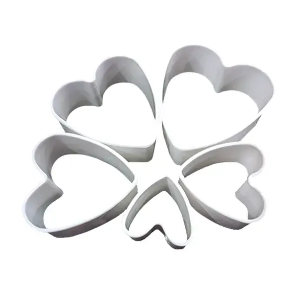 Set de 5 cortadores de plástico diseño corazón 10 x 4  cm