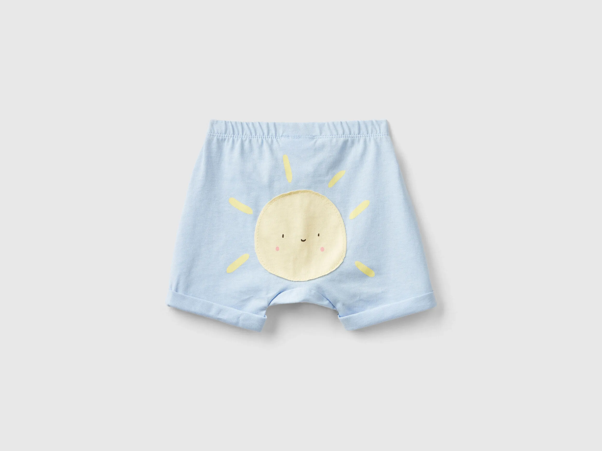 Shorts con parche en la parte trasera