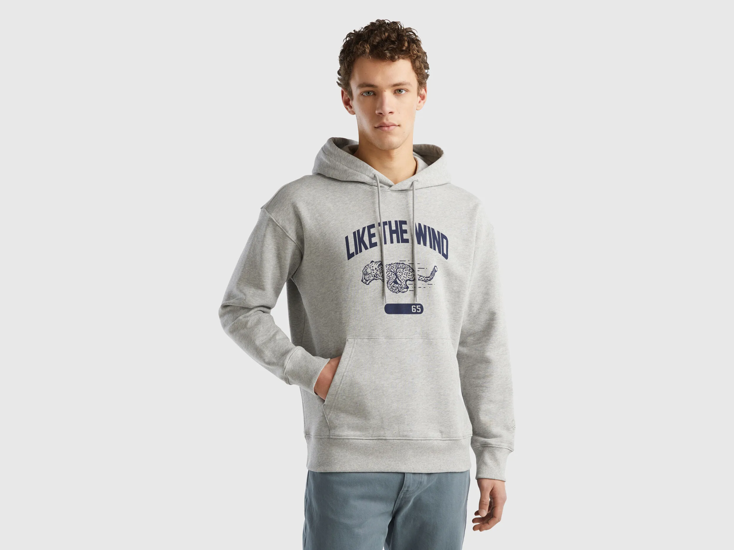 Sudadera con capucha y estampado