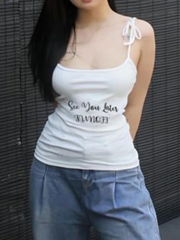 Top camisero blanco ajustado con estampado de letras