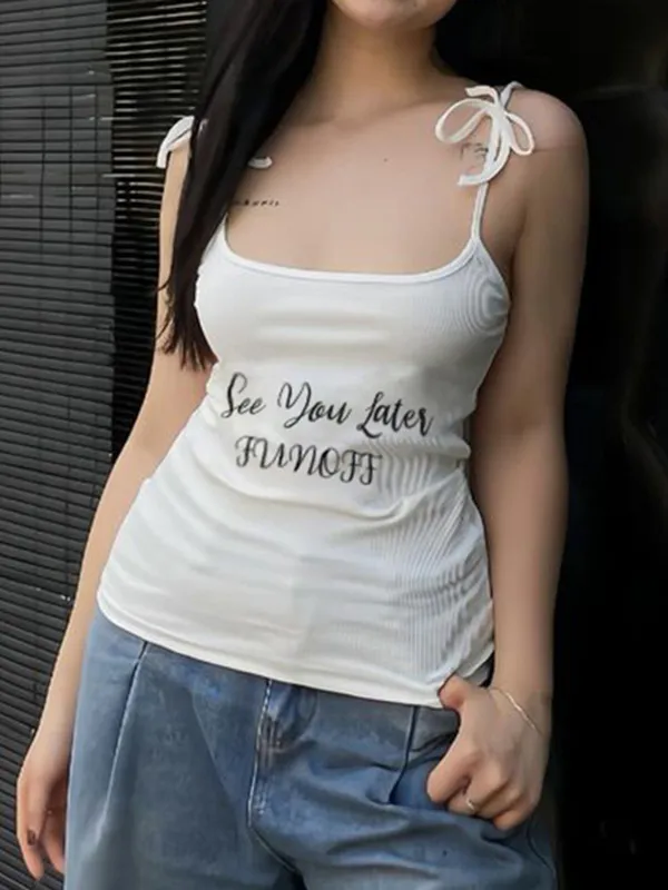 Top camisero blanco ajustado con estampado de letras