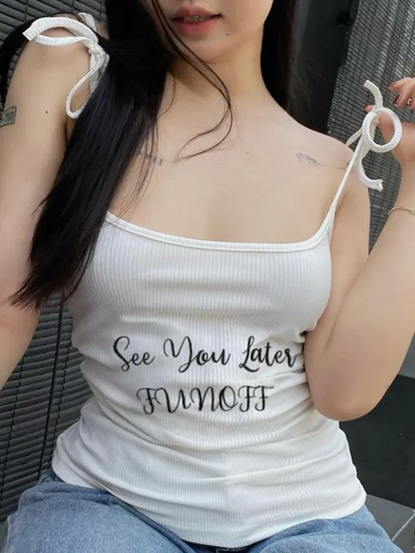 Top camisero blanco ajustado con estampado de letras