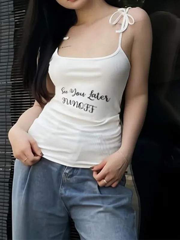 Top camisero blanco ajustado con estampado de letras