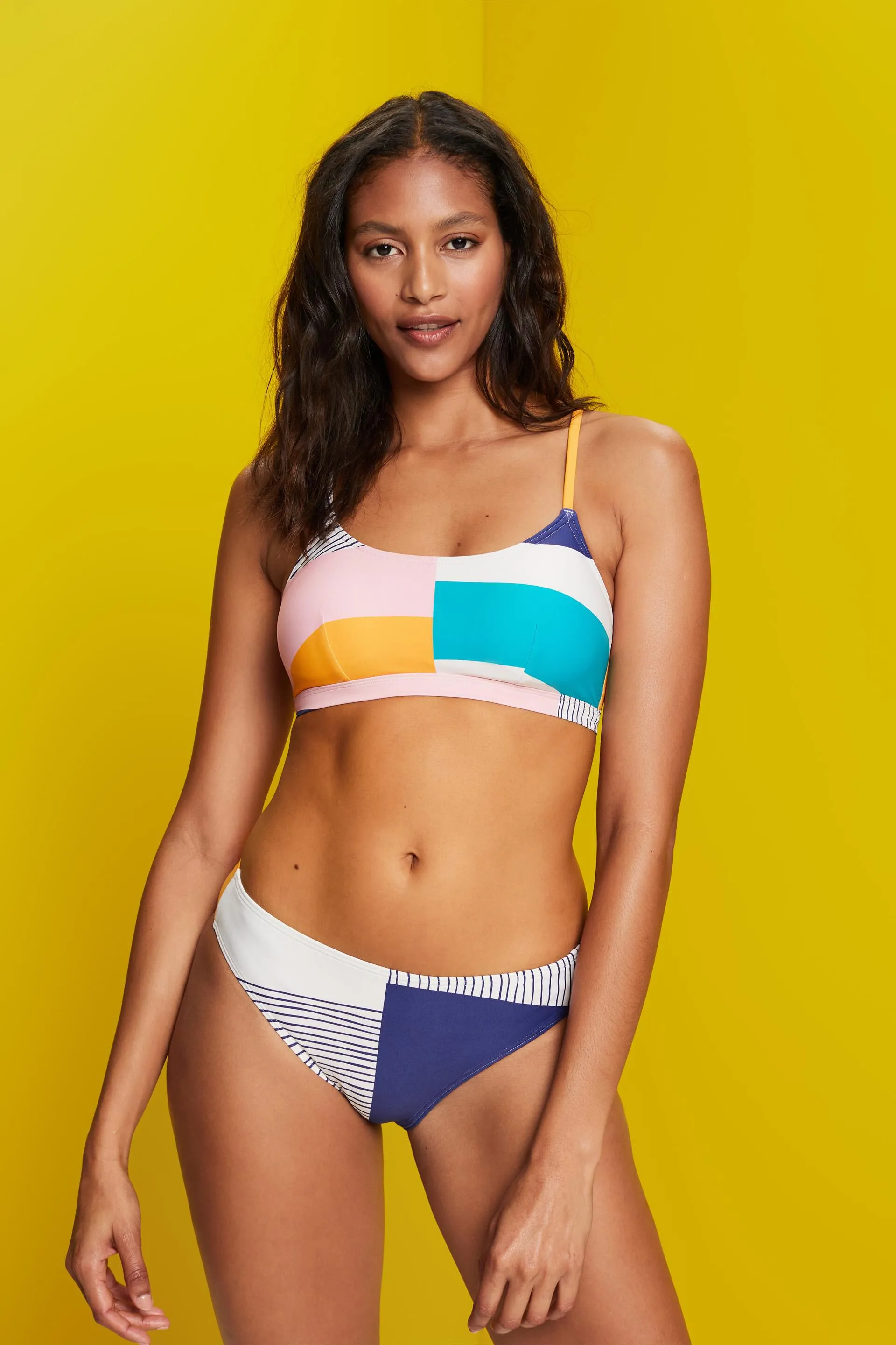 Top de bikini con diseño corto y mezcla de estampados