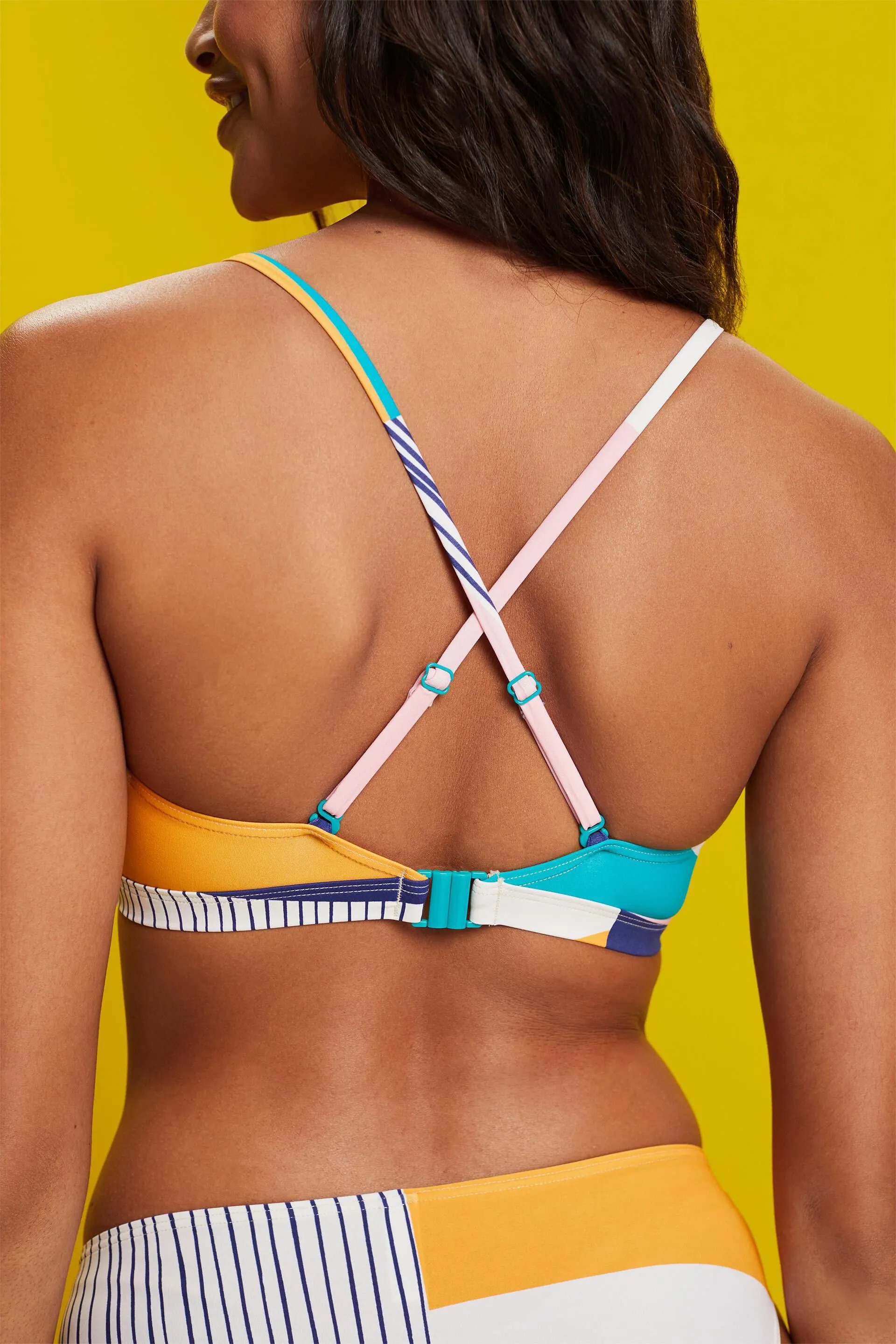 Top de bikini con diseño corto y mezcla de estampados