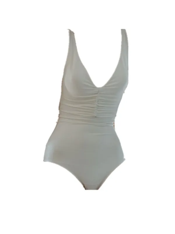 Traje de baño de una pieza blanco plisado con cuello en V y corte ajustado