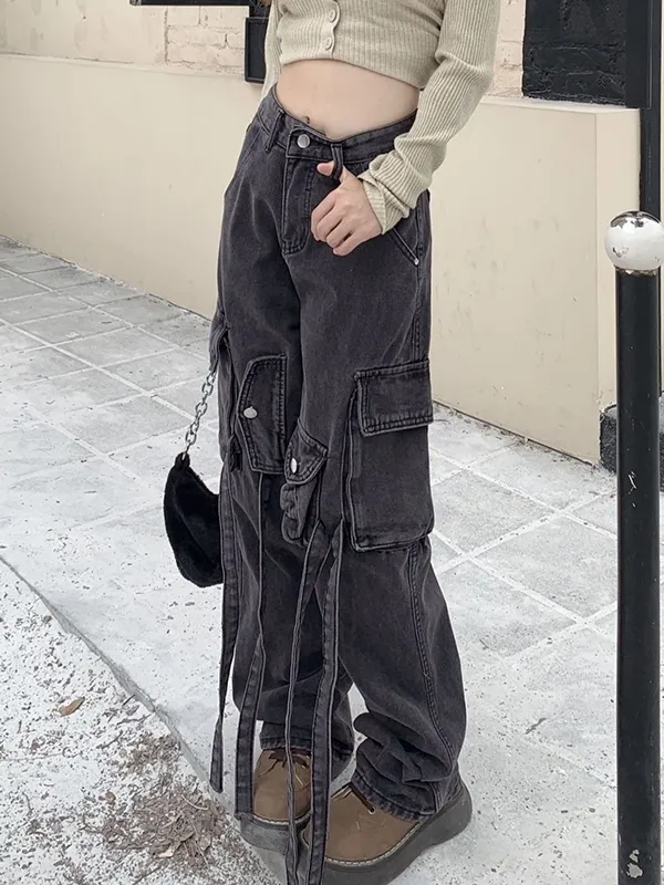Vaqueros cargo con múltiples bolsillos y talle alto con lavado vintage